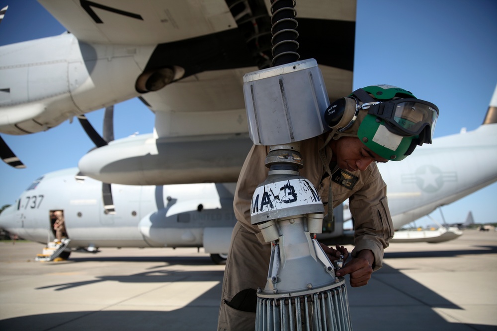VMGR-252 conducts aerial refueling during Emerald Warrior 2015
