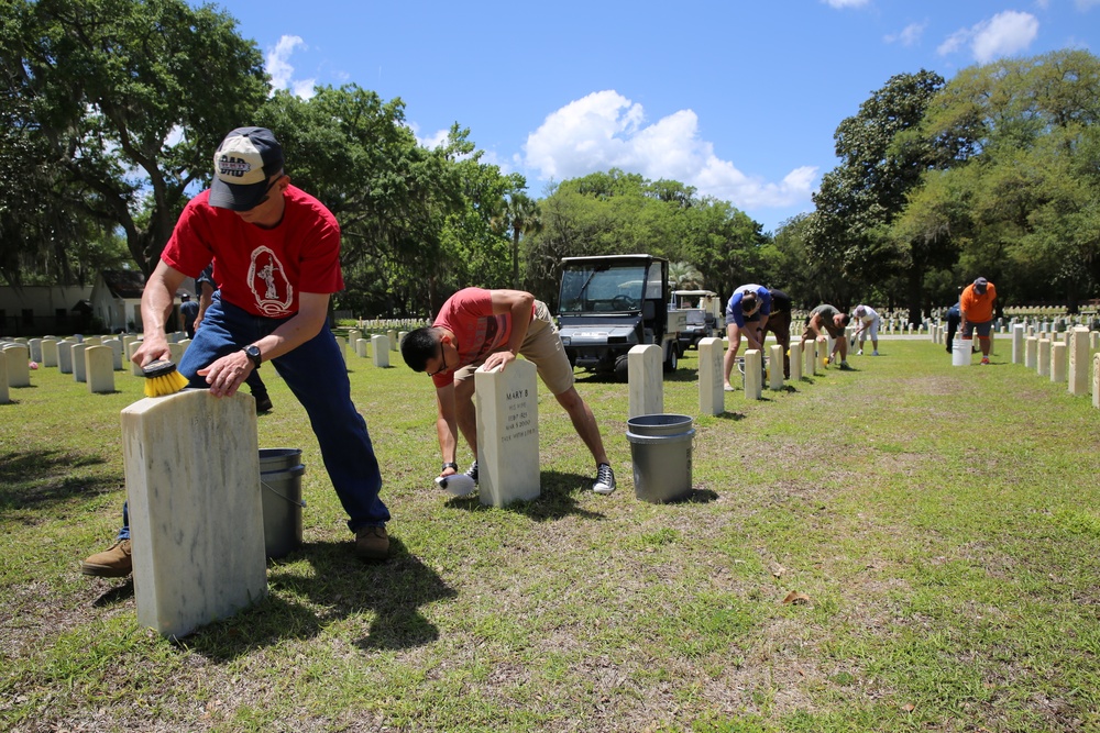 Marines, community volunteers at Beaufort Memorial Cemetery