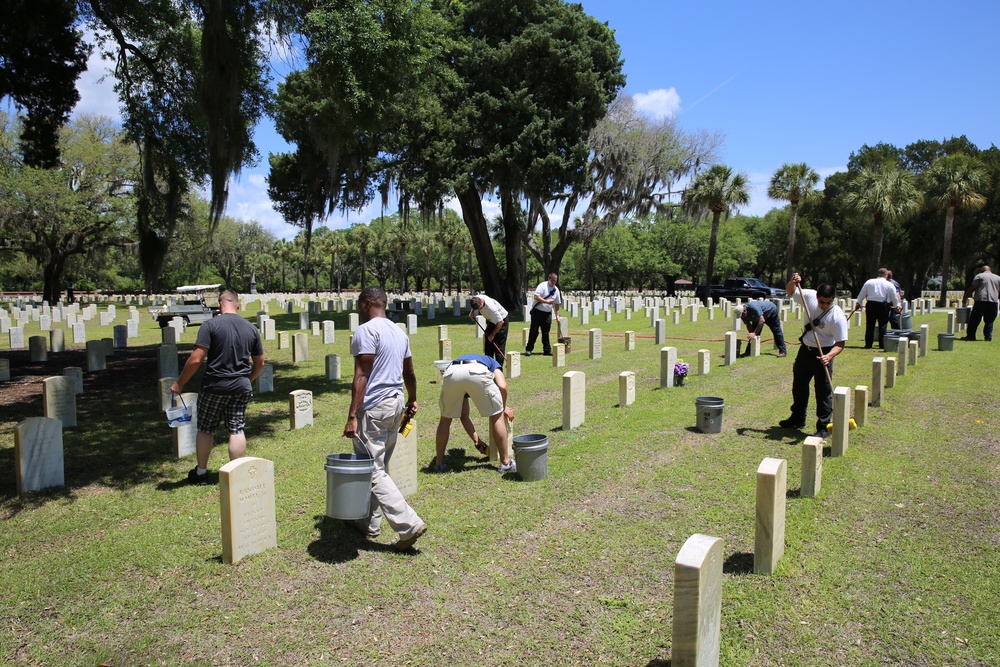 Marines, community volunteers at Beaufort Memorial Cemetery