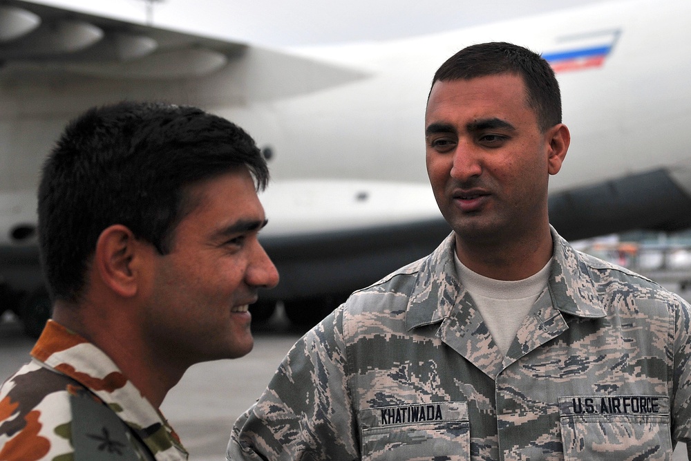 Nepalese Army, USAF work together to download relief supplies in Nepal
