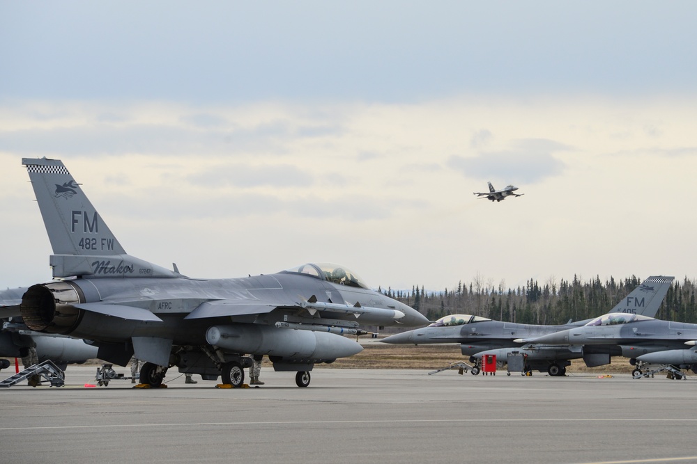 Red Flag-Alaska 15-2 participants launch for training