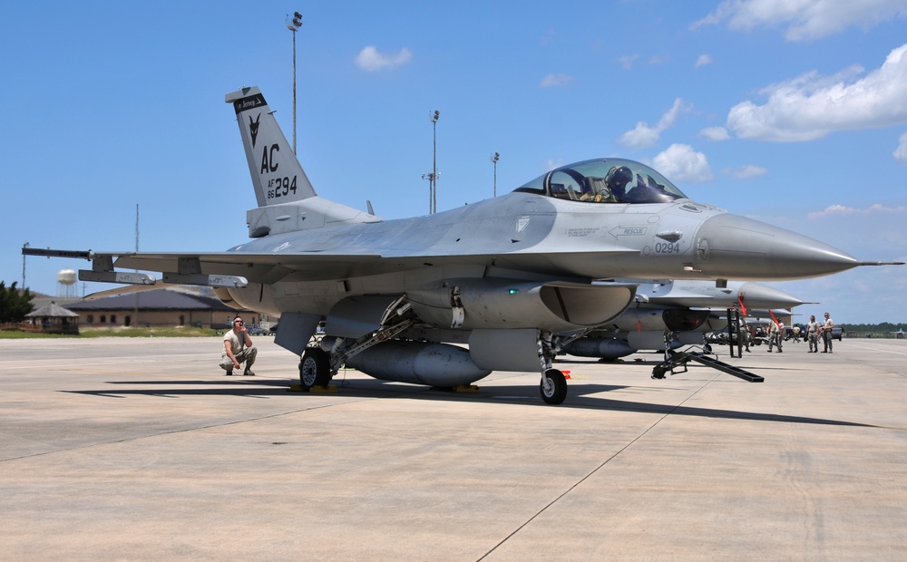 Crew chief communicates with F-16 pilot