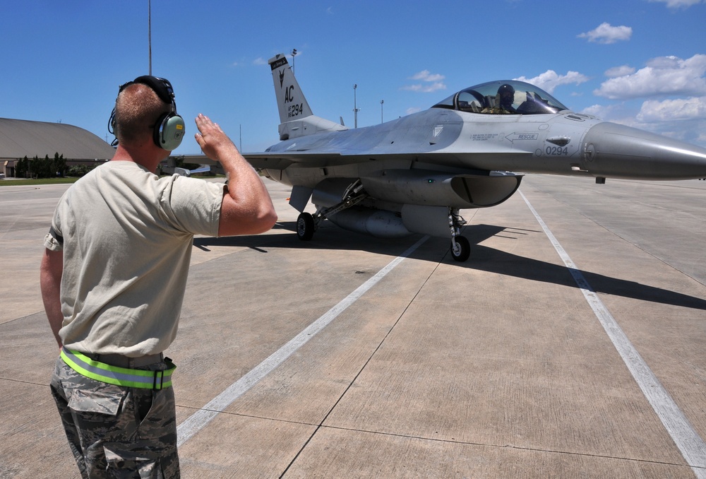 Crew chief salutes F-16 pilot