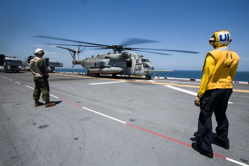 Marines conduct flight operations at sea