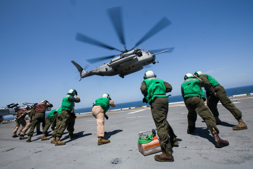 Marines conduct flight operations at sea