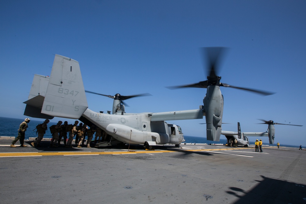 Marines conduct flight operations at sea