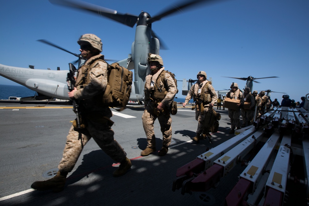 Marines conduct flight operations at sea