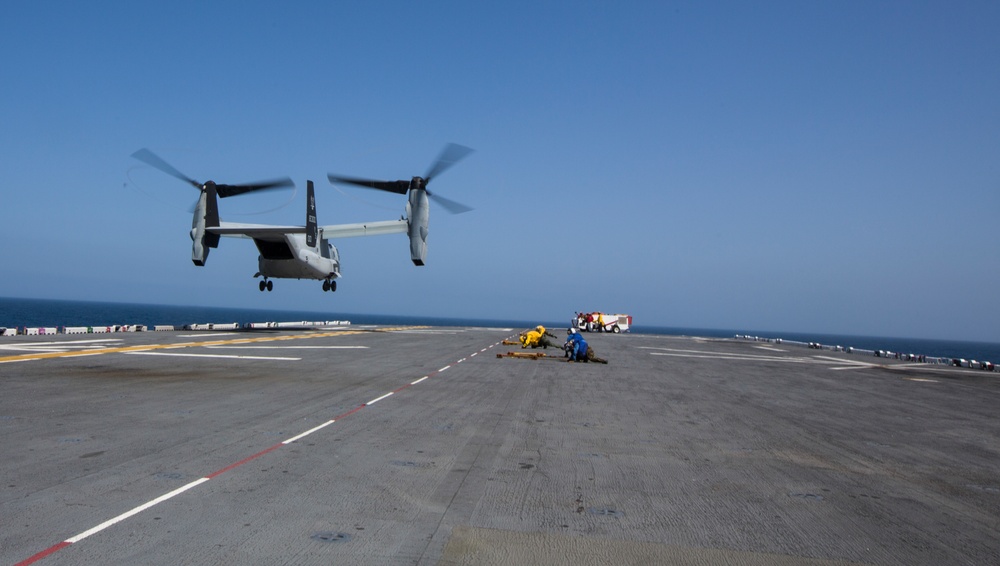 Marines conduct flight operations at sea