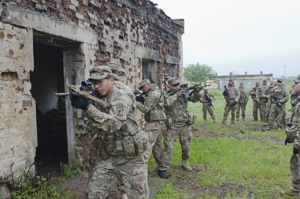 US, Georgian Soldiers train together on close quarters techniques
