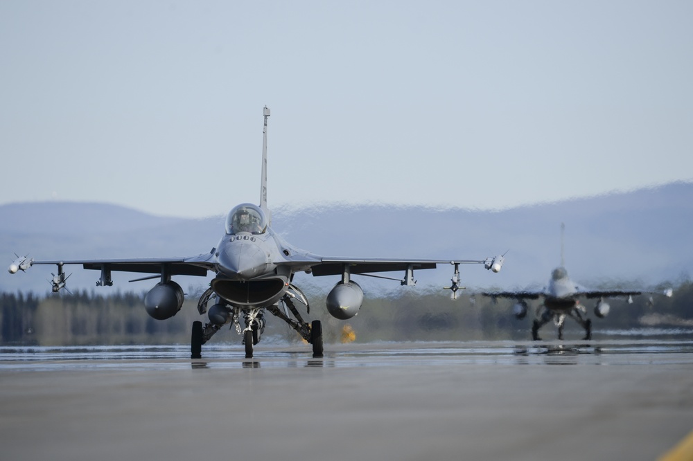 Red Flag-Alaska 15-2 participants launch for training