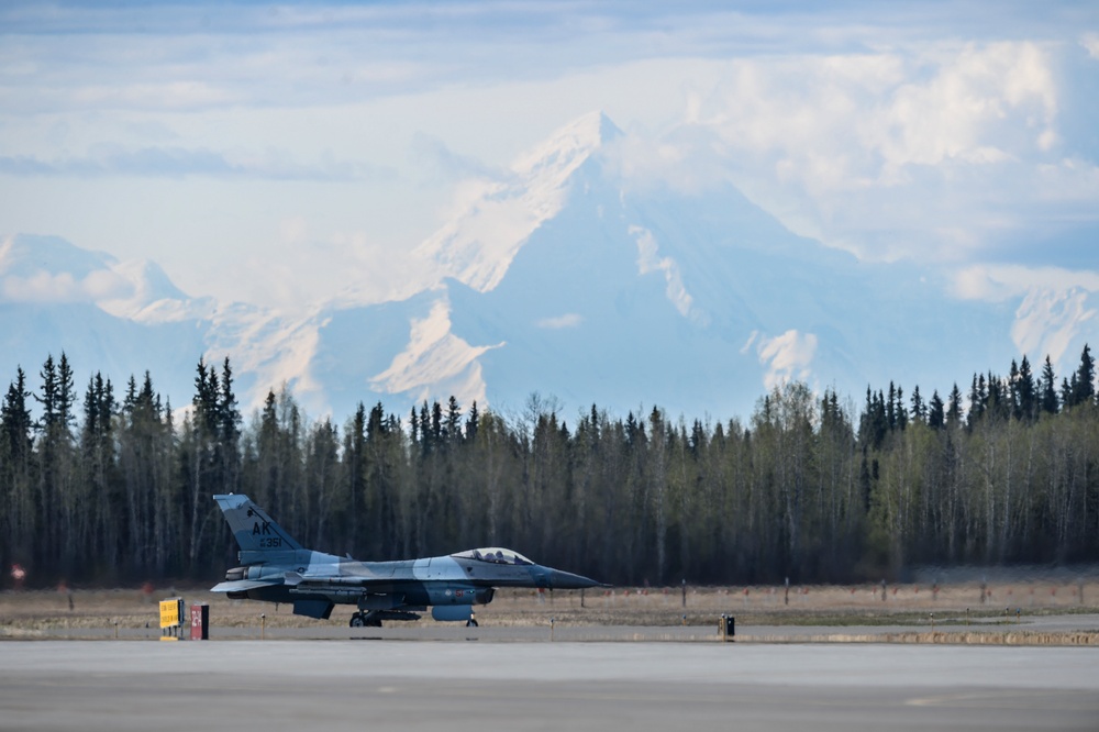 Red Flag-Alaska 15-2 participants launch for training