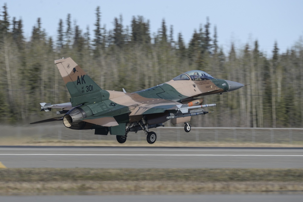 Red Flag-Alaska 15-2 participants launch for training