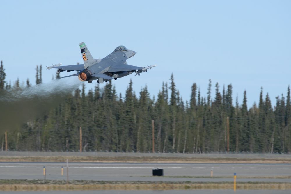 Red Flag-Alaska 15-2 participants launch for training