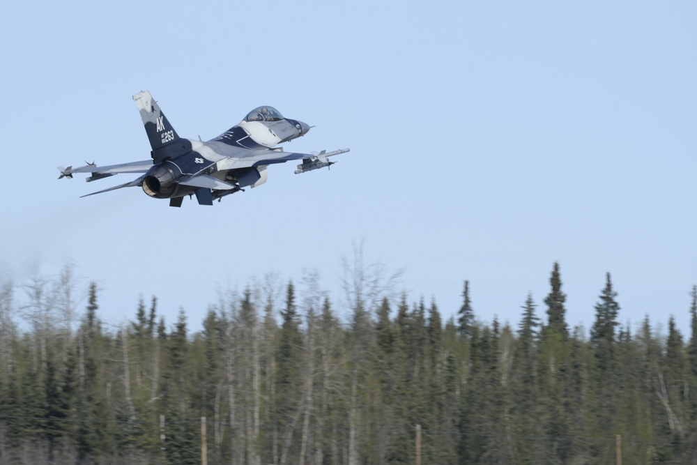 Red Flag-Alaska 15-2 participants launch for training