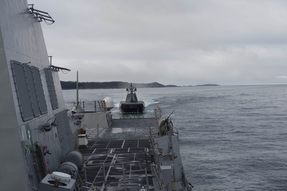 USS Jason Dunham pulls into port at Haakonsvern, Norway