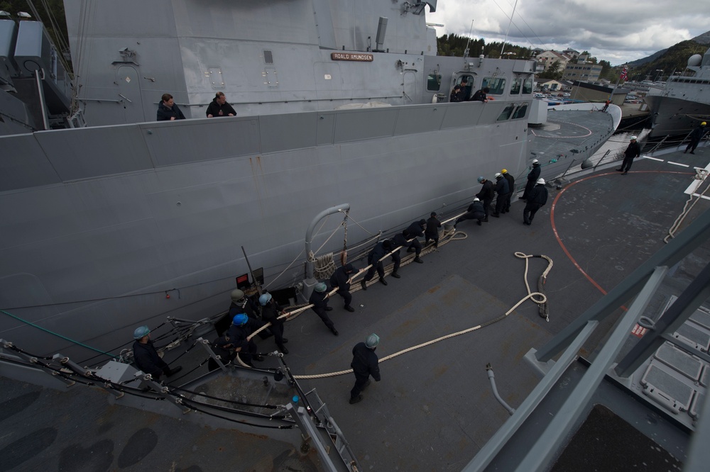 USS Jason Dunham pulls into port at Haakonsvern, Norway