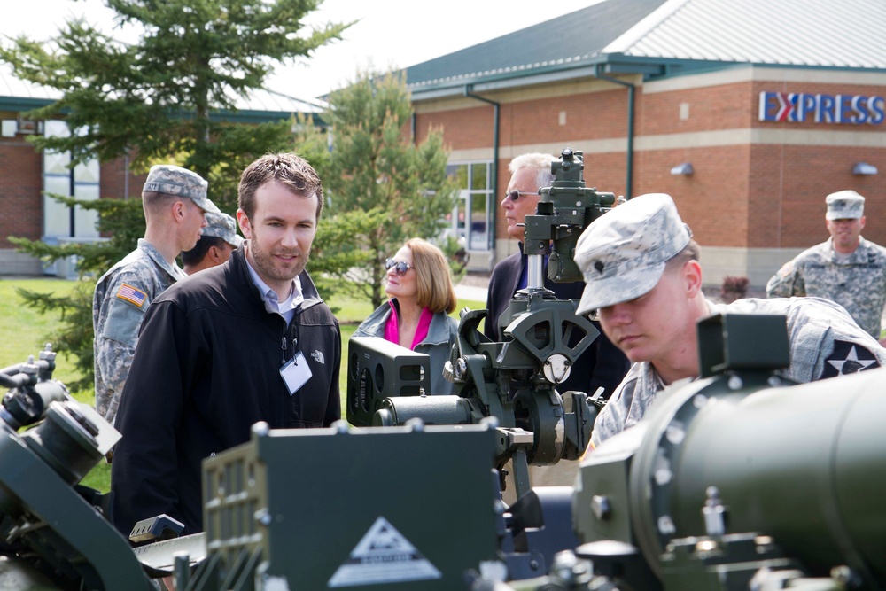 Seattle Rotary Club gets hands-on training at JBLM