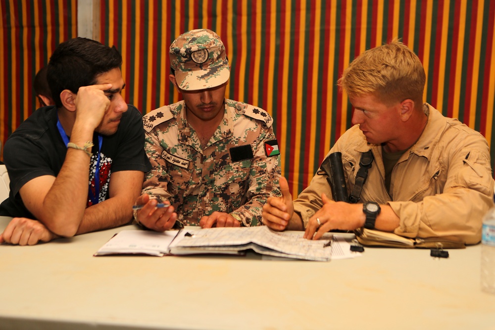 U.S. Marines, Jordanian leaders discuss weapons at Eager Lion