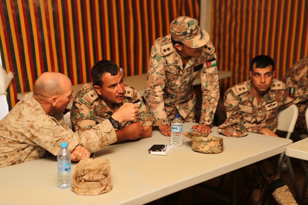 U.S. Marines, Jordanian leaders discuss weapons at Eager Lion