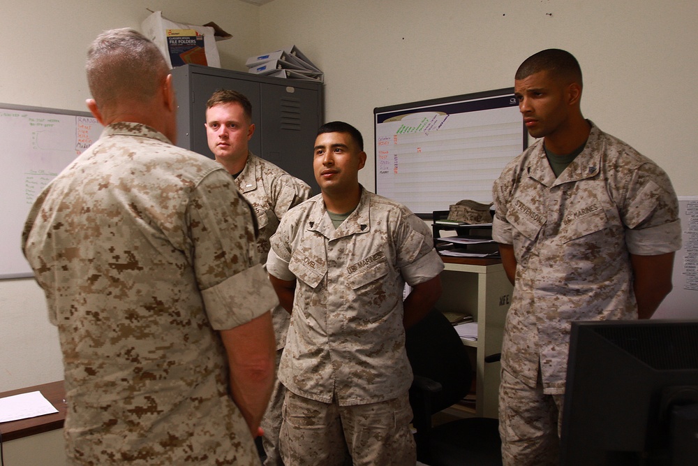 1st MLG commanding general meets the Marines