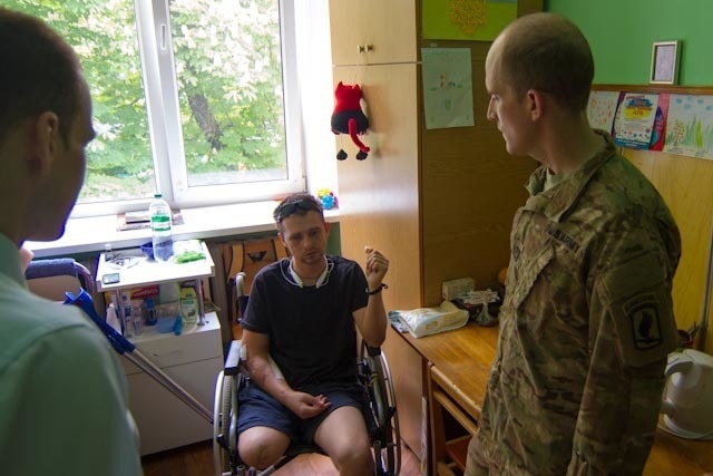 Paratroopers visit wounded Ukrainian soldiers