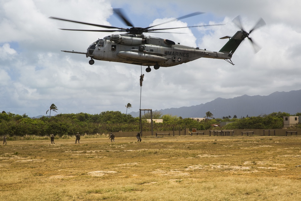 15th MEU Marines fast rope from CH-53