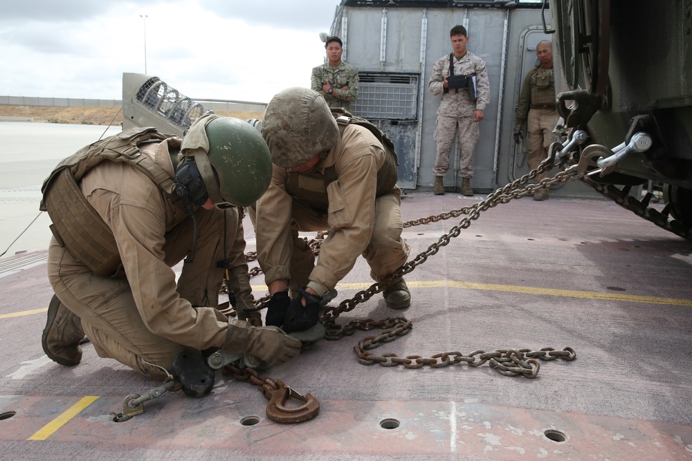 Integrated Task Force AAV Platoon starts waterborne MCOTEA assessment