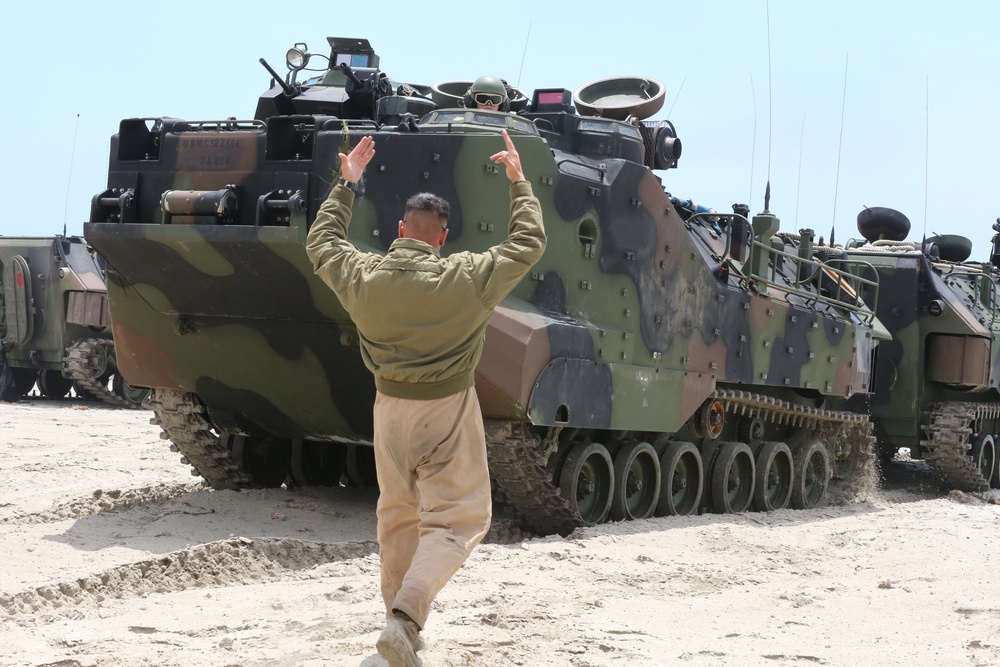 Integrated Task Force AAV Platoon starts waterborne MCOTEA assessment