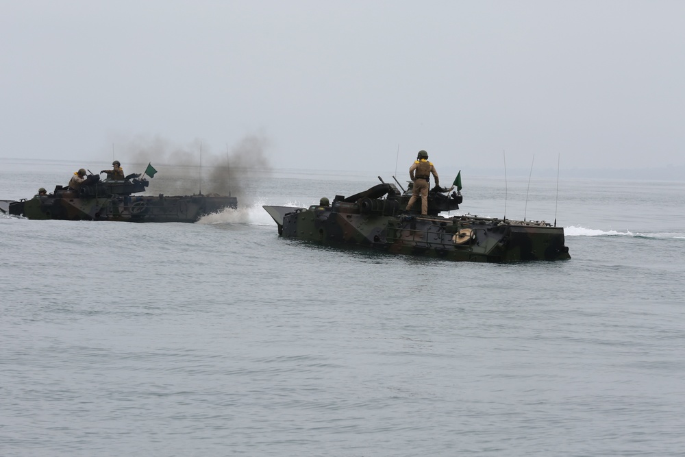 Integrated Task Force AAV Platoon starts waterborne MCOTEA assessment