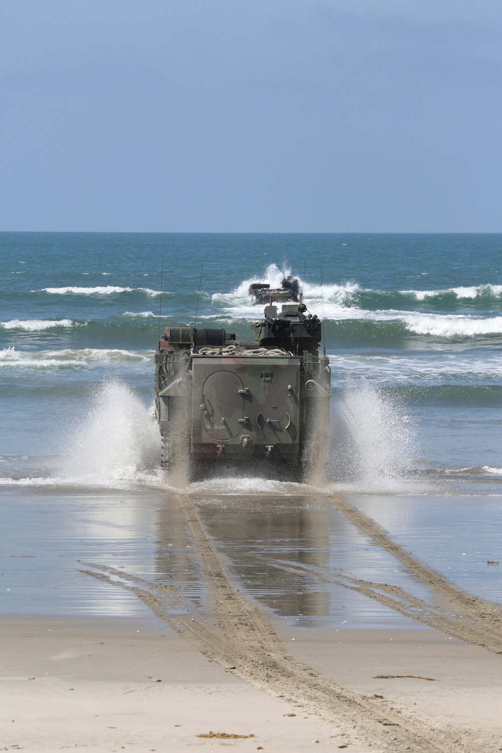 Integrated Task Force AAV Platoon starts waterborne MCOTEA assessment