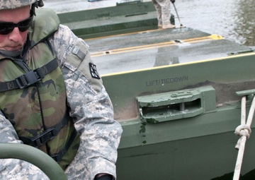 Bridging the Mississippi: Army Reserve bridge companies raft Mississippi during WAREX