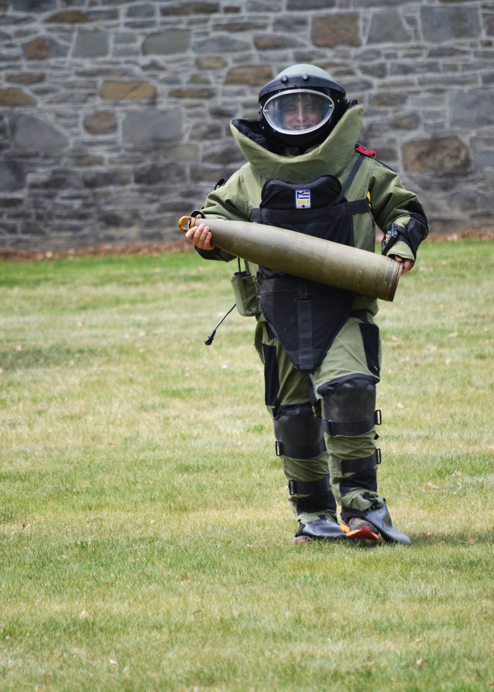 Future Soldiers experience Explosive Ordnance Disposal suit