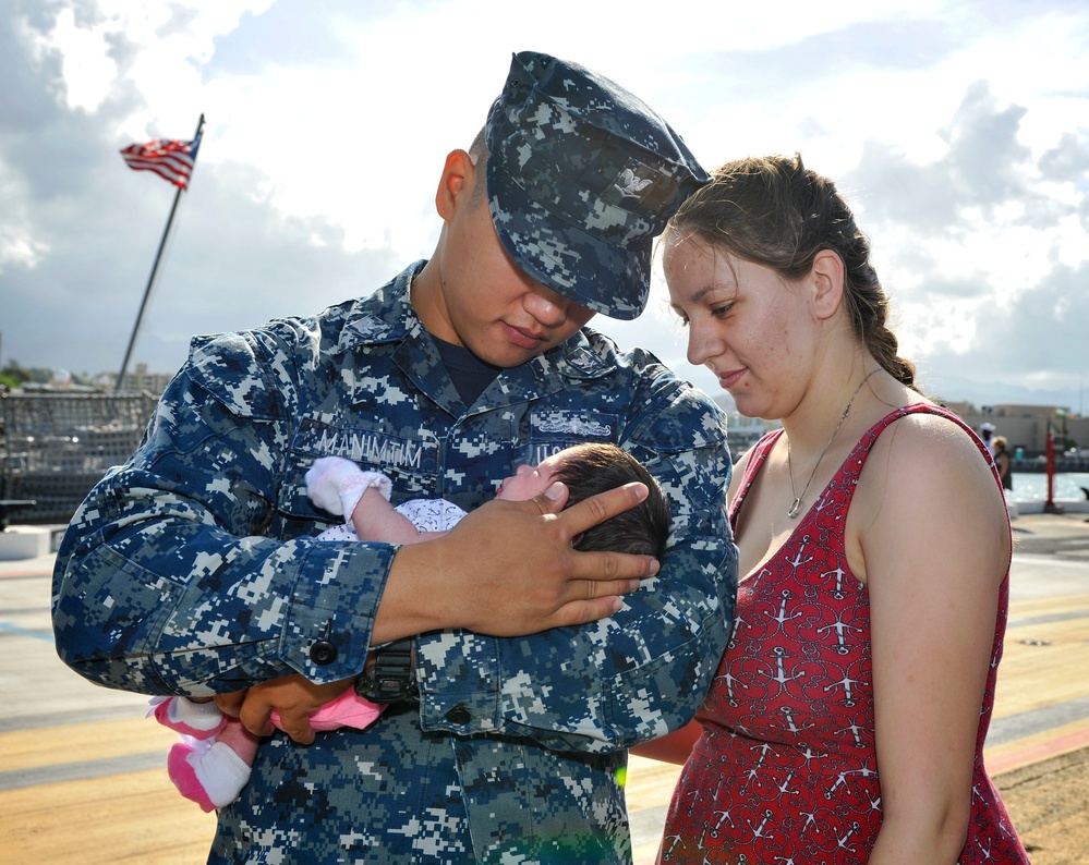 USS Chafee (DDG 90) departs JBPHH for an independent deployment