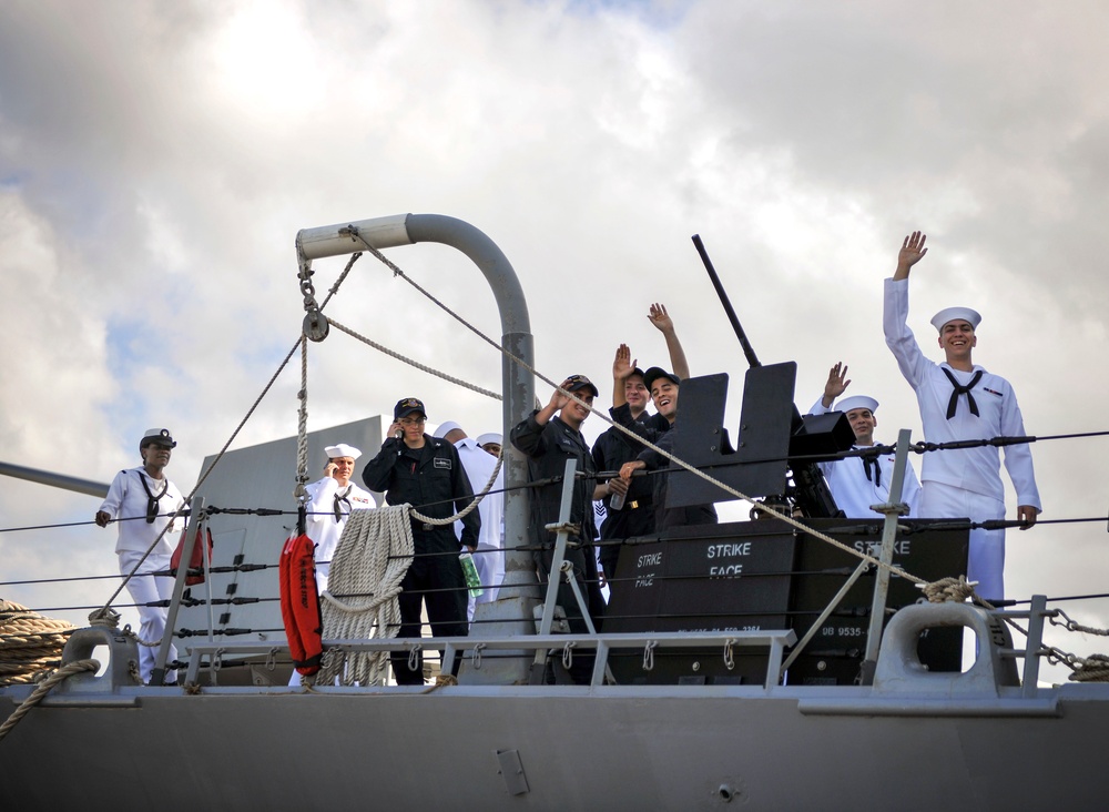 USS Chafee (DDG 90) departs JBPHH for an independent deployment