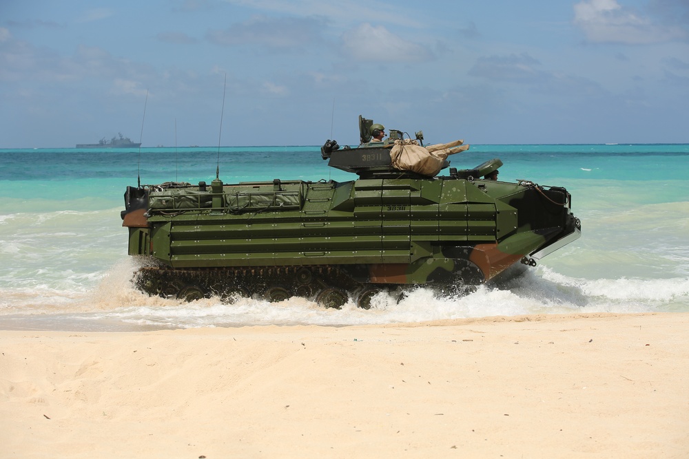 Foreign military leaders observe U.S. Marine Corps amphibious landing during PALS 2015