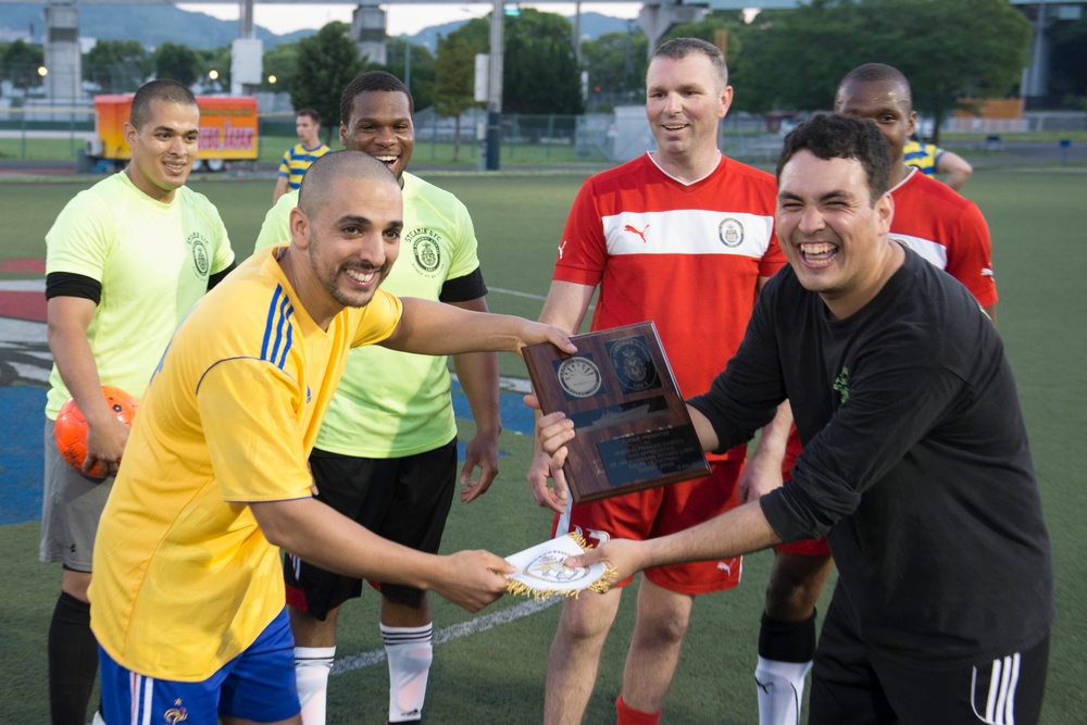 USS Bonhomme Richard and French sailors play soccer