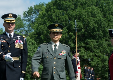Japan Ground Self-Defense Force Gen. Kiyofumi Iwata visits with US Army Chief of Staff Gen. Ray Odierno