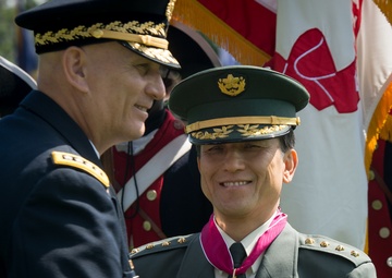 Japan Ground Self-Defense Force Gen. Kiyofumi Iwata visits with US Army Chief of Staff Gen. Ray Odierno