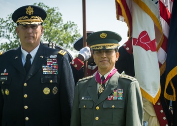 Japan Ground Self-Defense Force Gen. Kiyofumi Iwata visits with US Army Chief of Staff Gen. Ray Odierno