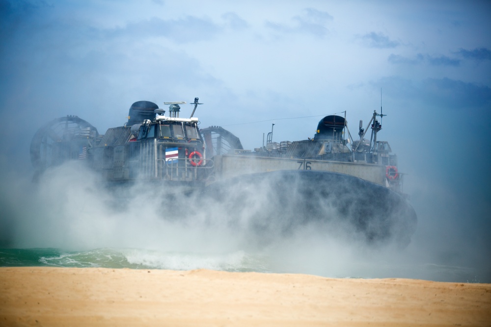 Foreign Military Officers Observe U.S. Marine Corps Amphibious Landing during PALS 2015