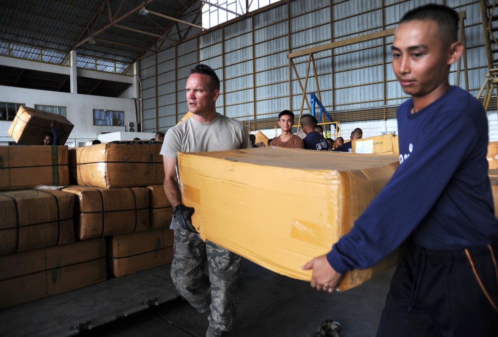 Thai, U.S. forces send earthquake relief supplies to Nepal