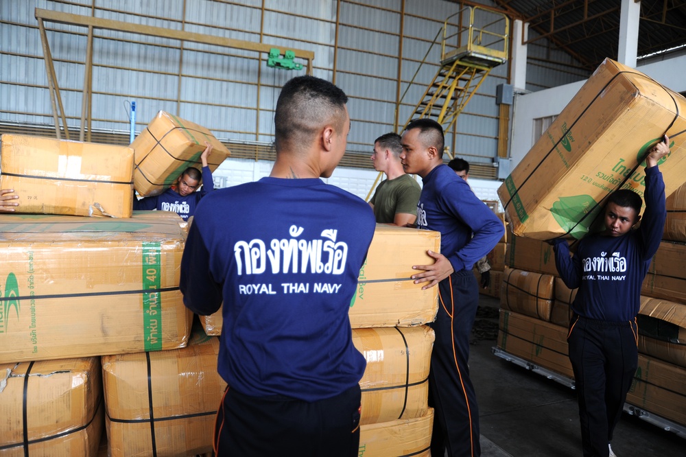 Thai, U.S. forces send earthquake relief supplies to Nepal