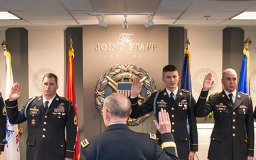 Chairman of the Joint Chiefs of Staff re-enlists TOG Soldiers at Pentagon