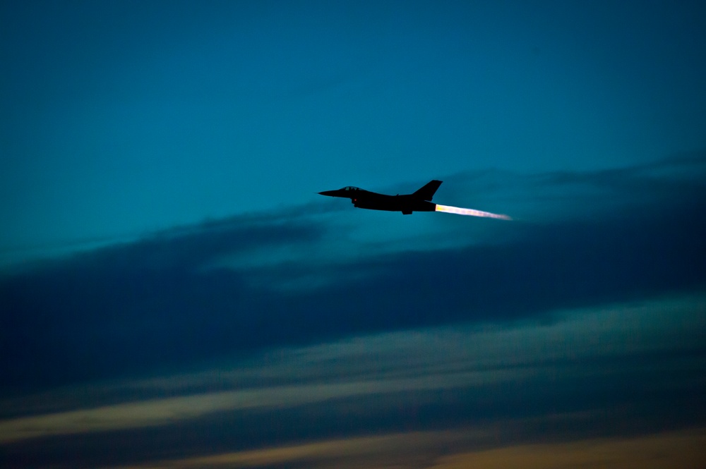 F-16s: From dusk till dawn