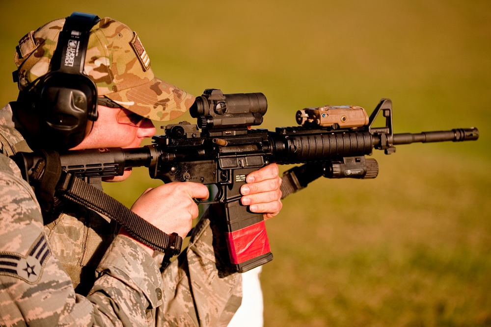 Airman qualifies with M4