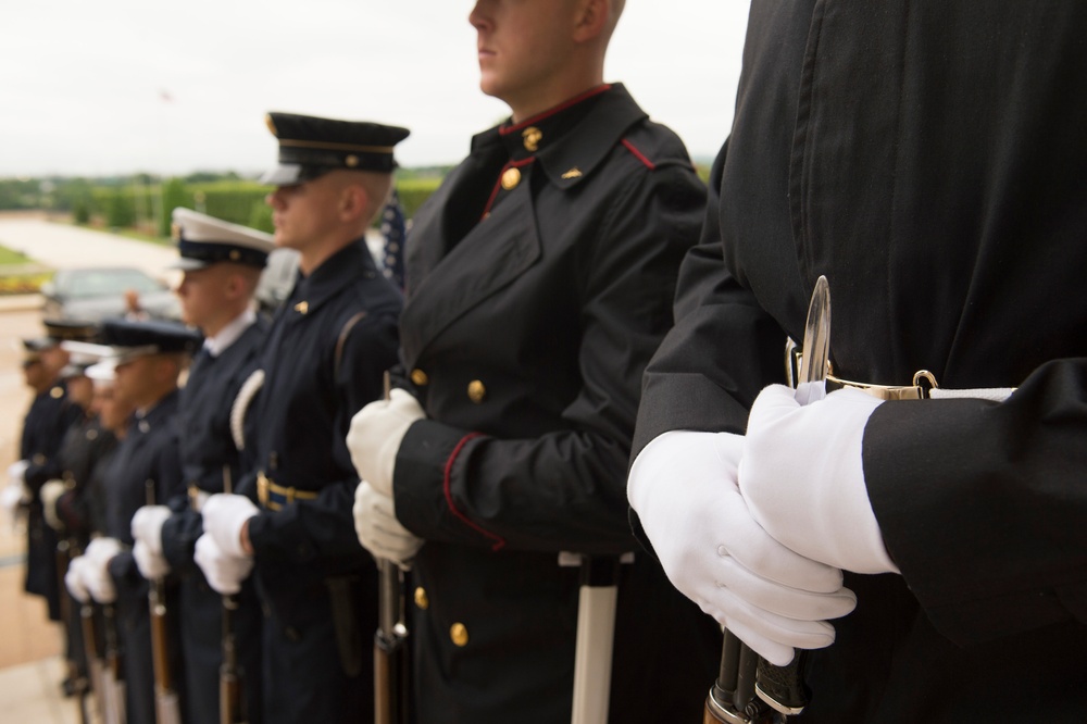 Secretary of defense hosts honor cordon for Tunisian president