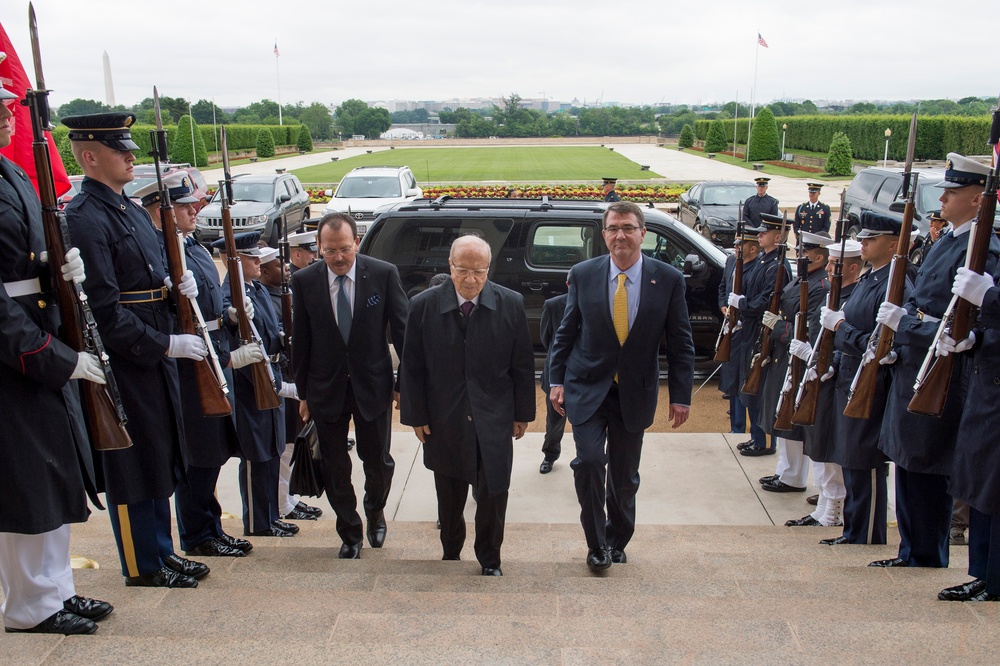 Secretary of defense hosts honor cordon for Tunisian president