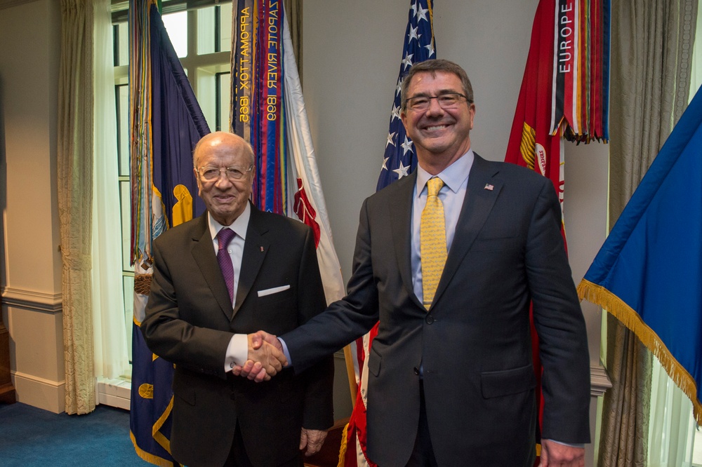 Secretary of defense hosts honor cordon for Tunisian president