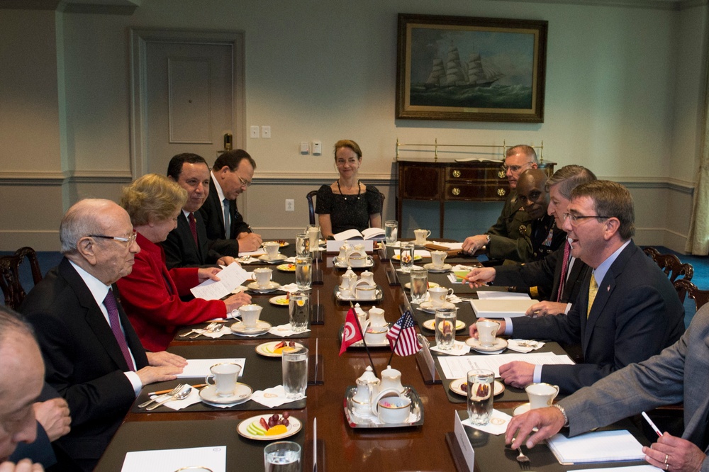 Secretary of defense hosts honor cordon for Tunisian president
