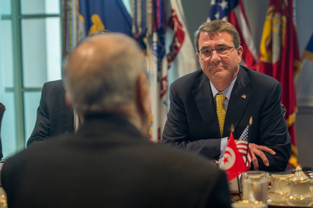 Secretary of defense hosts honor cordon for Tunisian president
